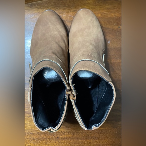 Yasirun Brown Crossover Ankle Boots - Picture 4 of 7